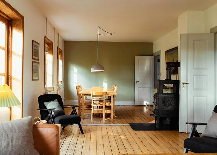 Kvaeg Og Vilde Heste Ved Paogard Skovsgaard *